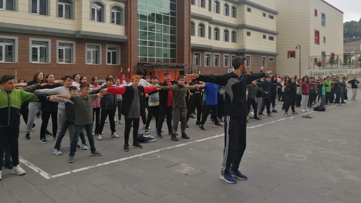 Şavşat Atatürk Ortaokulu Ders Öncesi Fiziksel Egzersiz